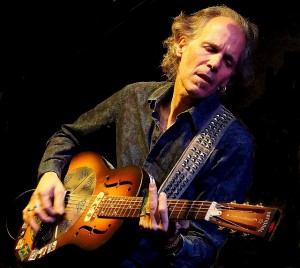 Brooks Williams - ein Alleskönner auf der Gitarre