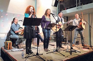 Shirley Grimes & Yvonne Moore mit der James Connolly Songs of Freedom Band, FIH März 2014